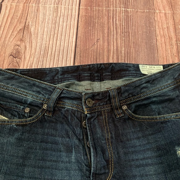Diesel VIKER Regular Straight size 29
Inseam tailored to 27”
100% cotton - Picture 10 of 14